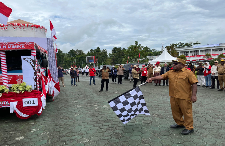 Bupati dan Wakil Bupati Mimika Lepas Peserta Karnaval Kendaraan Hias