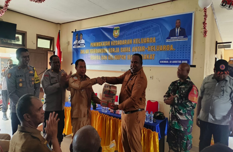 Menyambut HUT RI ke-81, BPBD Mimika Salurkan Bantuan Sembako kepada Masyarakat Mimika Barat