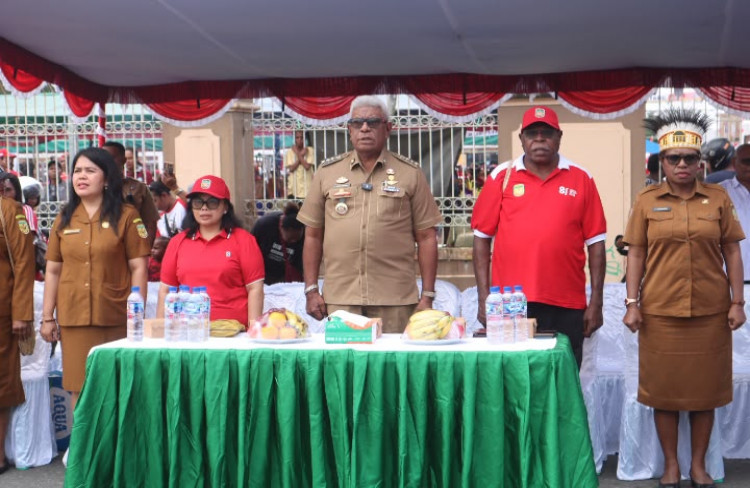Menyambut HUT RI ke-81, Bupati Johannes Rettob Buka Karnaval Budaya Pelajar yang Diikuti 130 Peserta