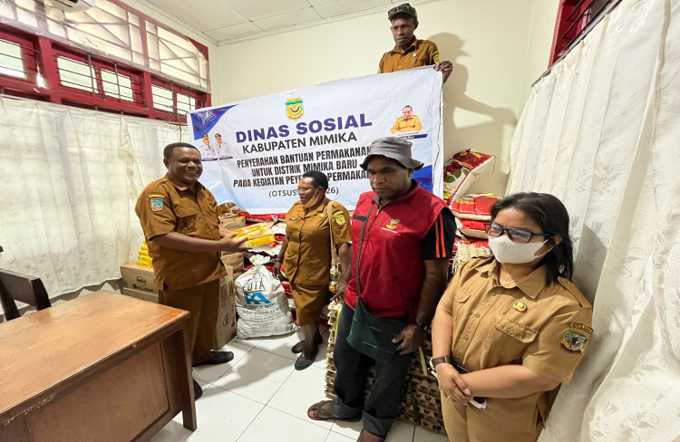 DINAS SOSIAL MIMIKA SALURKAN 534 PAKET BANTUAN PERMAKANAN OTSUS BAGI MASYARAKAT DISTRIK MIMIKA BARU