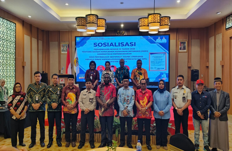 Disdukcapil Mimika Gelar Sosialisasi SMKI Administrasi Kependudukan dan Terima Sertifikat ISO/IEC 27001:2022