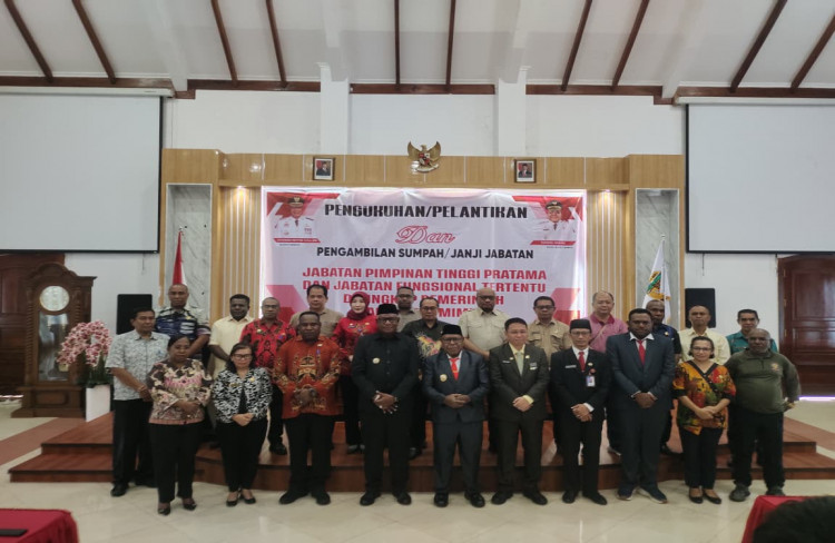 Bupati Mimika Lantik Kepala Inspektorat dan Tunjuk Sejumlah Plt Pejabat Strategis